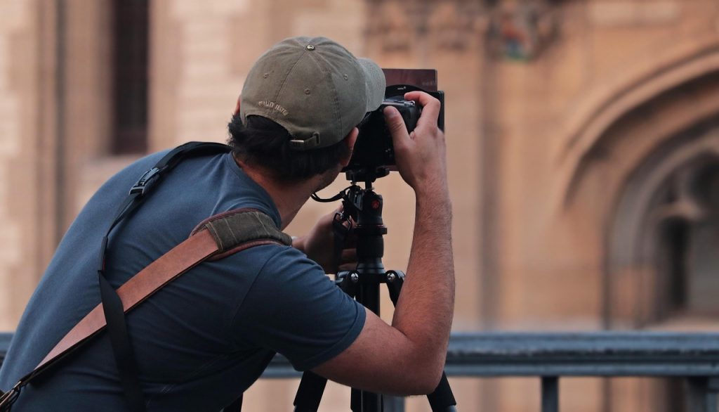 un homme de dos prend une photo